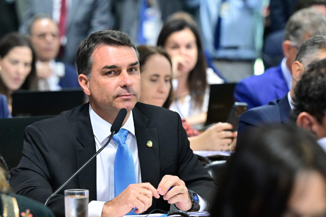 Crusoé: As múltiplas frentes da crise que Flávio Bolsonaro precisa administrar