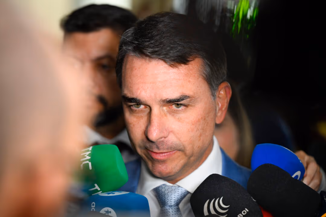 Flávio ouve gritos de ‘Vorcaro’ e ‘rachadinha’ em evento