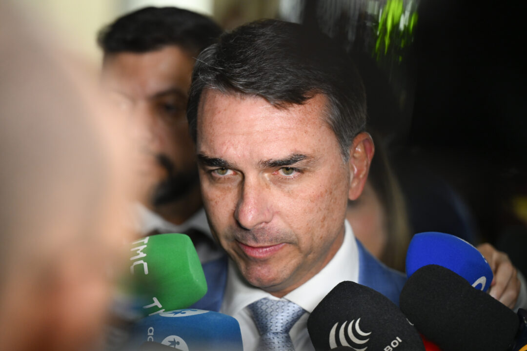 “Lula calado é um poeta”, diz Flávio Bolsonaro