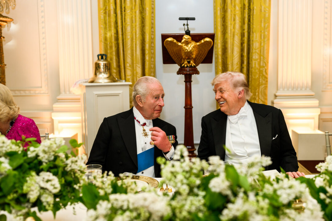 Crusoé: Trump retira taxas de uísque escocês após visita do rei Charles