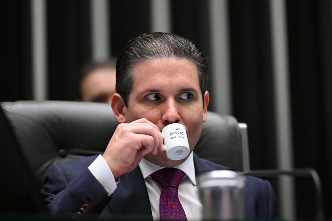 Motta diz ter “muita tranquilidade” sobre viagem paga por Vorcaro