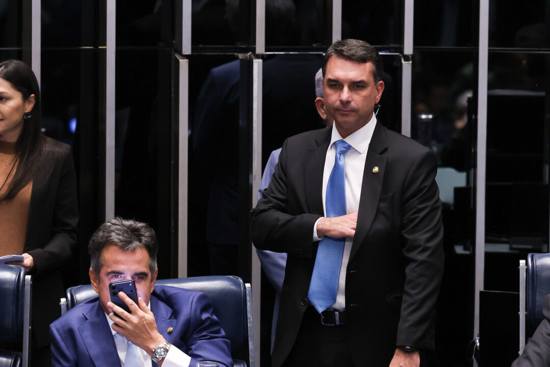 Flávio cai 13 pontos no Polymarket após divulgação de áudio enviado a Vorcaro