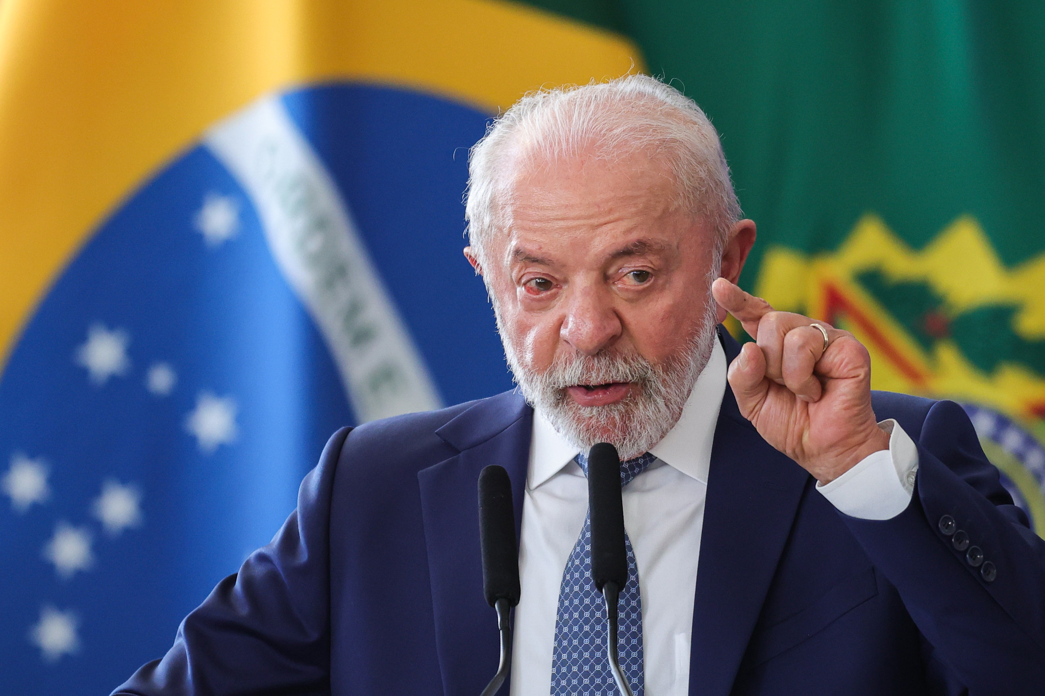 Lula anuncia fim da taxa das blusinhas