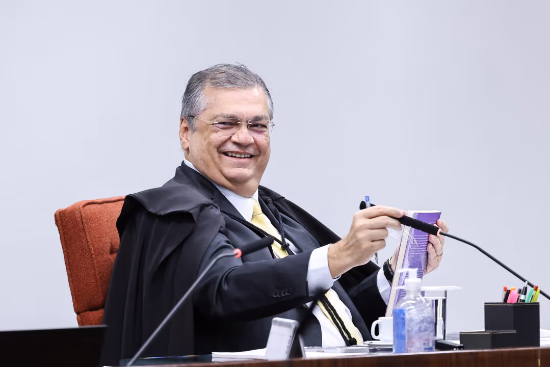 Crusoé: Dino governa enquanto Lula discursa