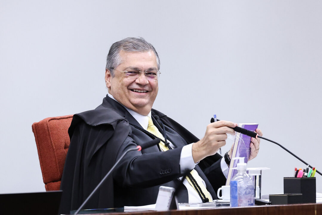 Crusoé: Dino governa enquanto Lula discursa