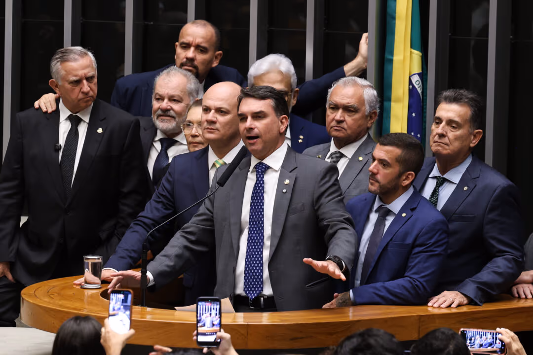 Lula “parece parceiro de grupos narcoterroristas”, diz Flávio