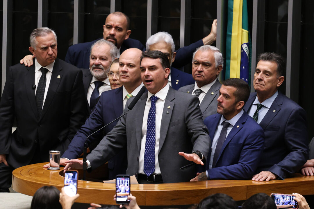 Lula “parece parceiro de grupos narcoterroristas”, diz Flávio