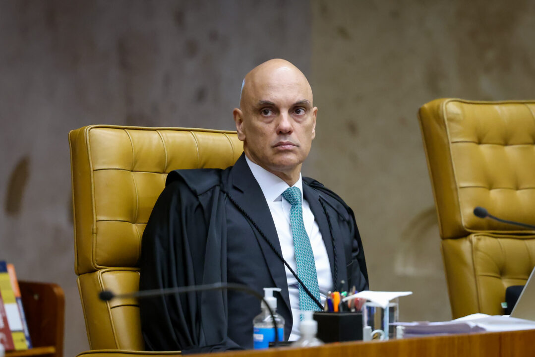 Moraes rejeita pedido para adiar julgamento de Eduardo Bolsonaro por coação