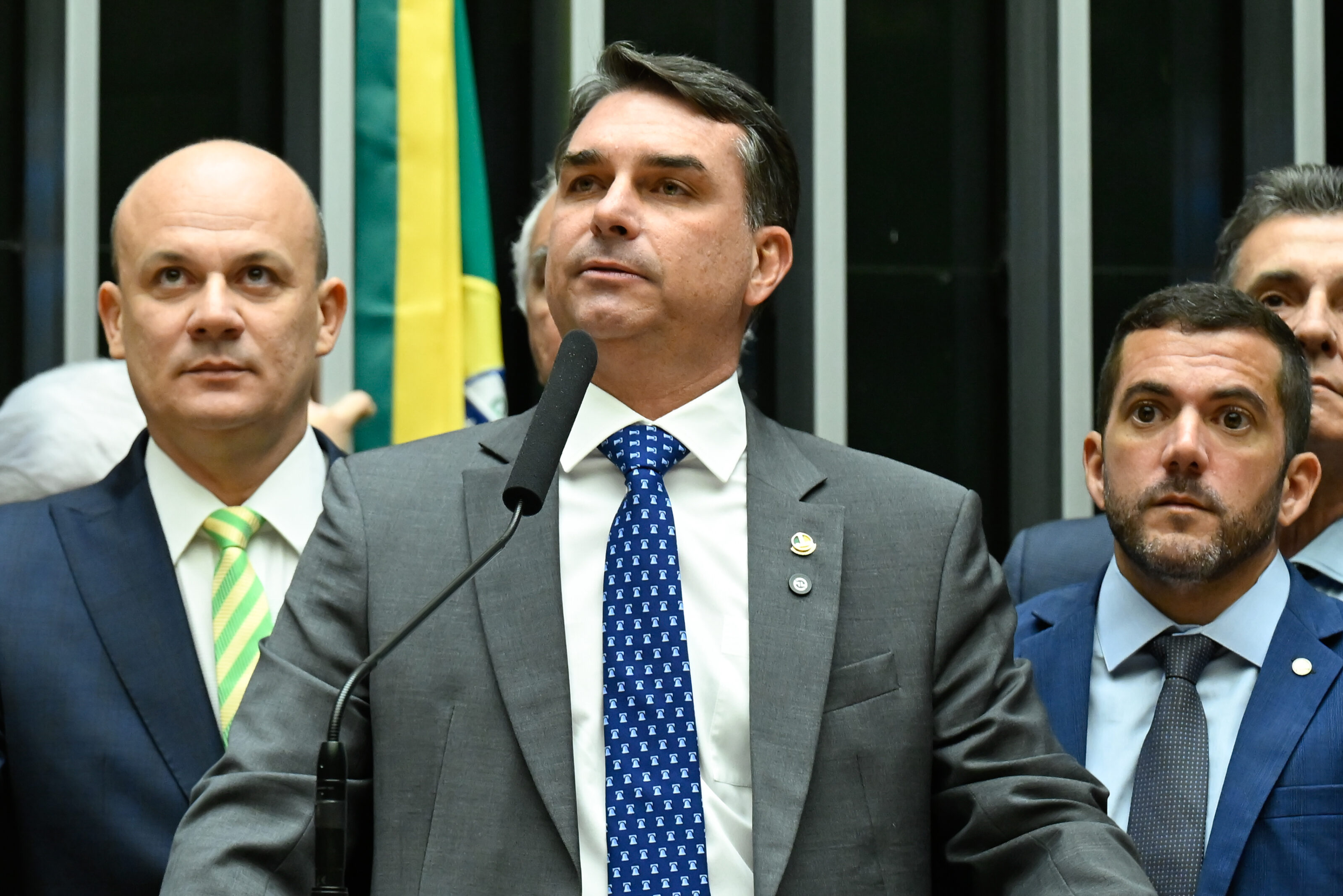 “Nossos criminosos, Lula?”, ironiza Flávio Bolsonaro