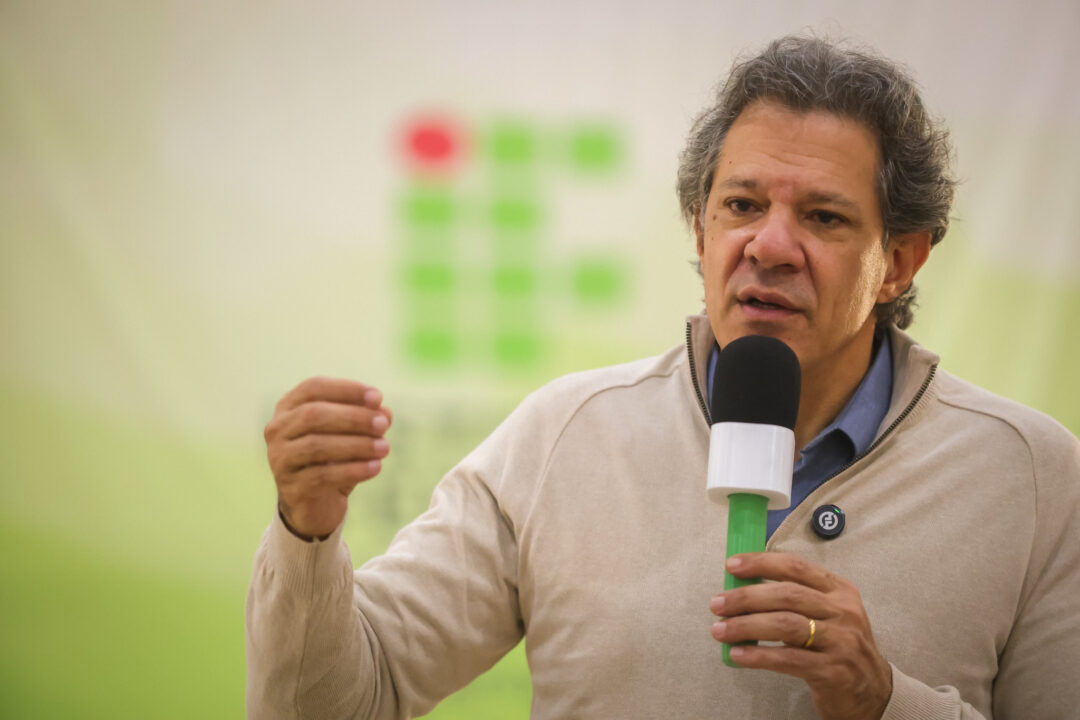 Flávio Bolsonaro faz “papel de pirralho” nos EUA, diz Haddad