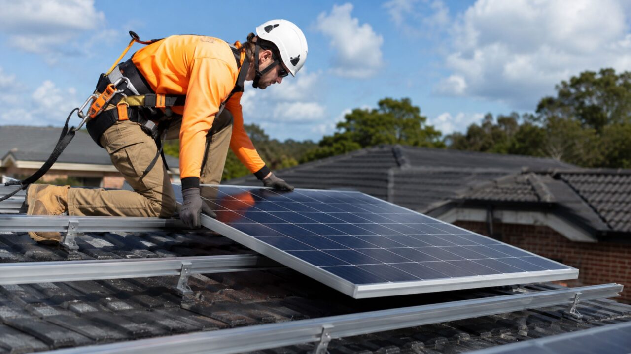 A instalação de sistemas fotovoltaicos exige curso prático, segurança e atenção aos detalhes técnicos