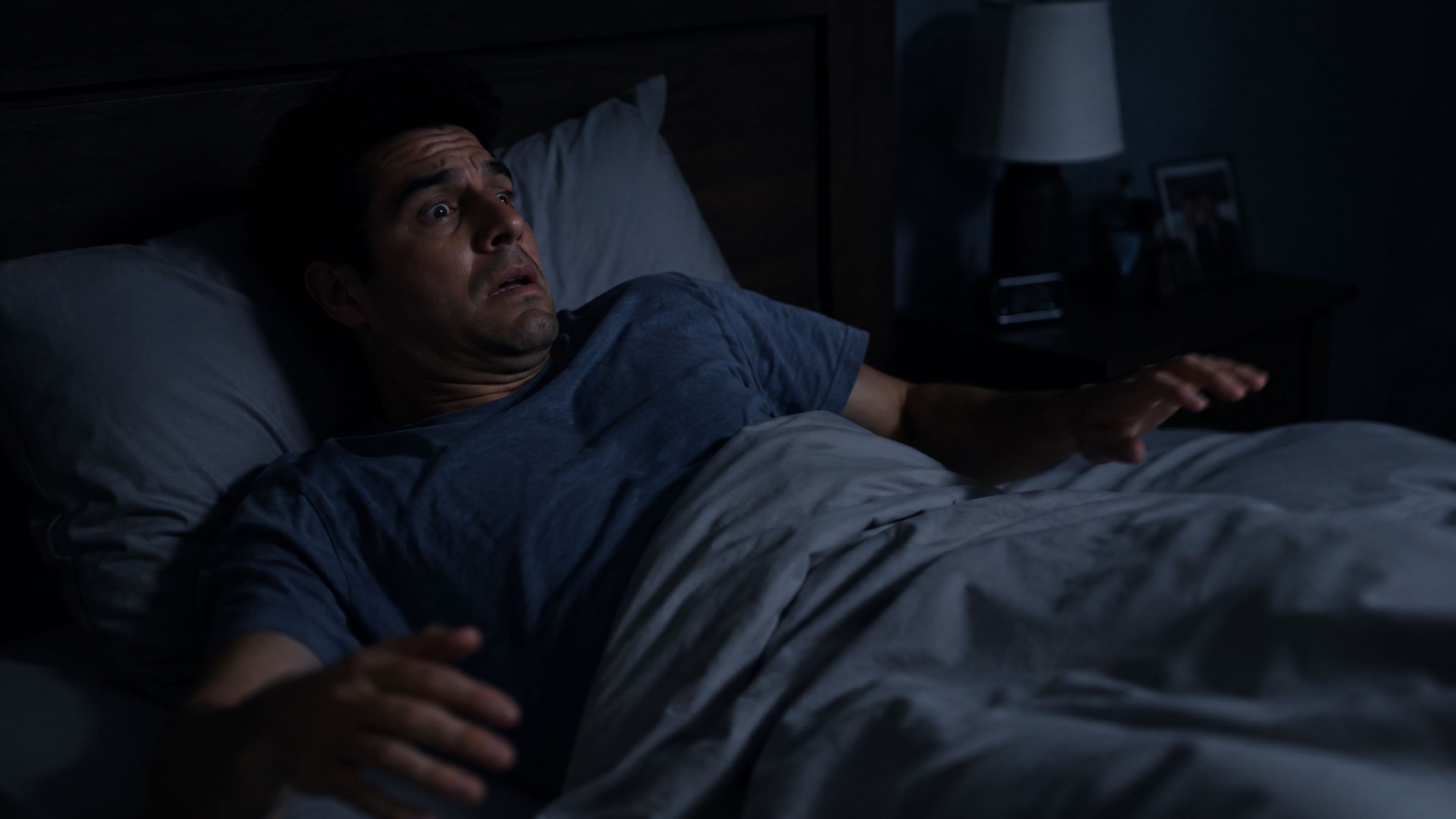 A sensação de queda antes do sono? Por que o corpo dá um tranco forte quando você está quase dormindo