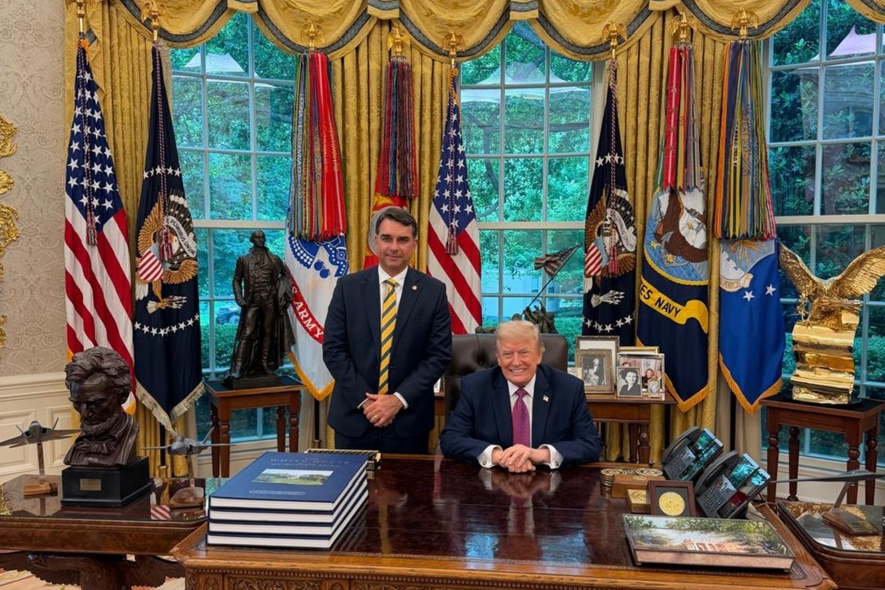 Flávio conseguiu a foto ao lado de Trump