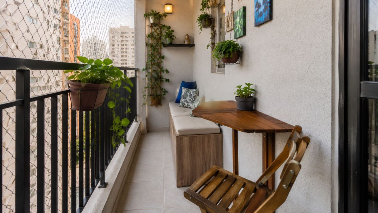 A varanda estreita muda de cara com móveis dobráveis para varanda, plantas suspensas e boa iluminação