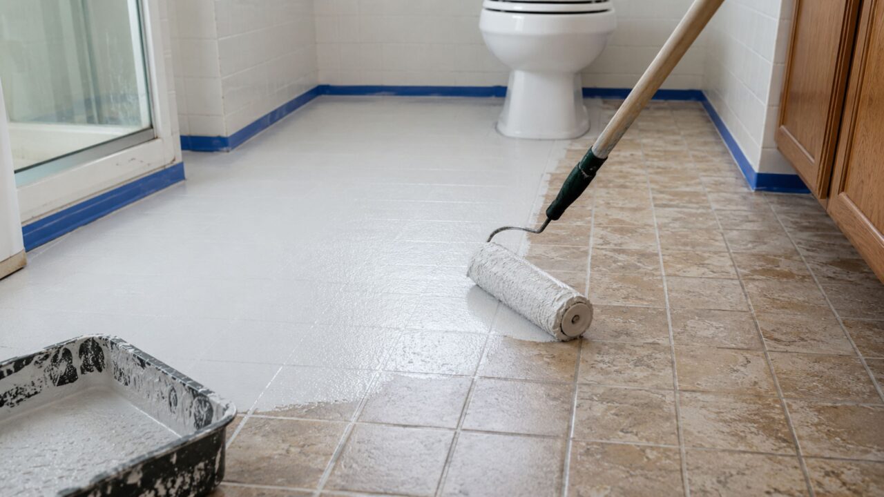 Dicas de pintura para pisos de azulejo deslumbrantes que resistem ao teste do tempo