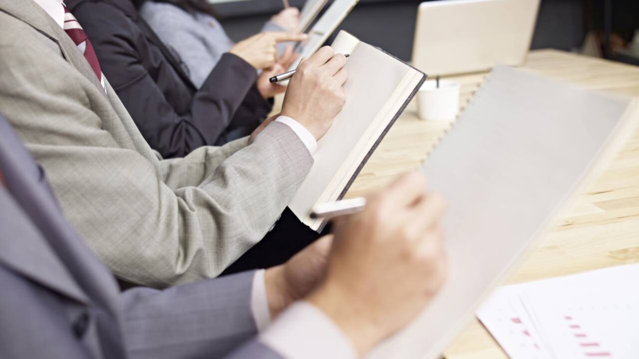 A psicologia diz que pessoas que anotam à mão em uma reunião não são antiquadas, mas possuem maiores habilidades analíticas