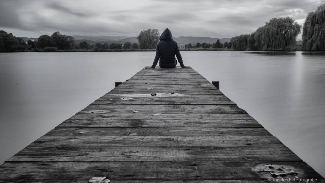 A psicologia diz que pessoas que chegam aos 60 anos sem amigos próximos não são antissociais ou frias, muitas vezes foram as que carregaram o peso emocional de cada amizade por décadas e silenciosamente ficaram se
