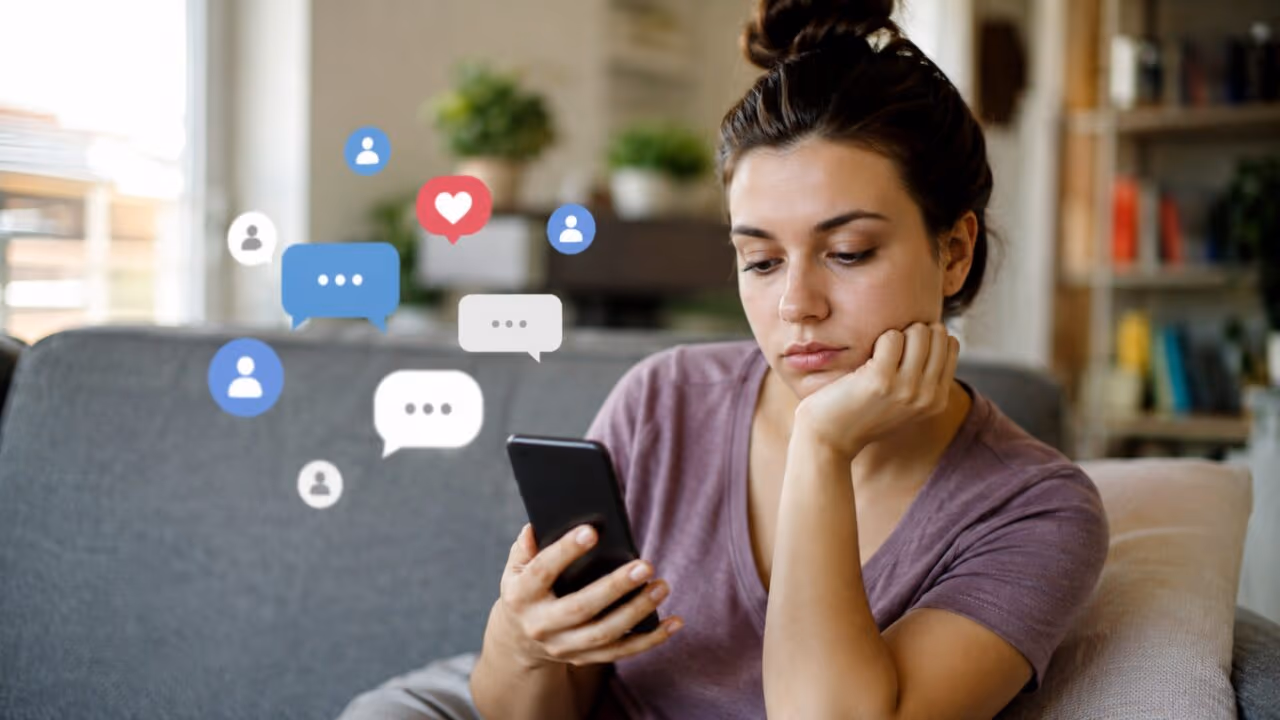 A psicologia revela: pessoas que não falam em grupos do WhatsApp não o fazem por desprezo, mas sim por uma forma de autocuidado e respeito