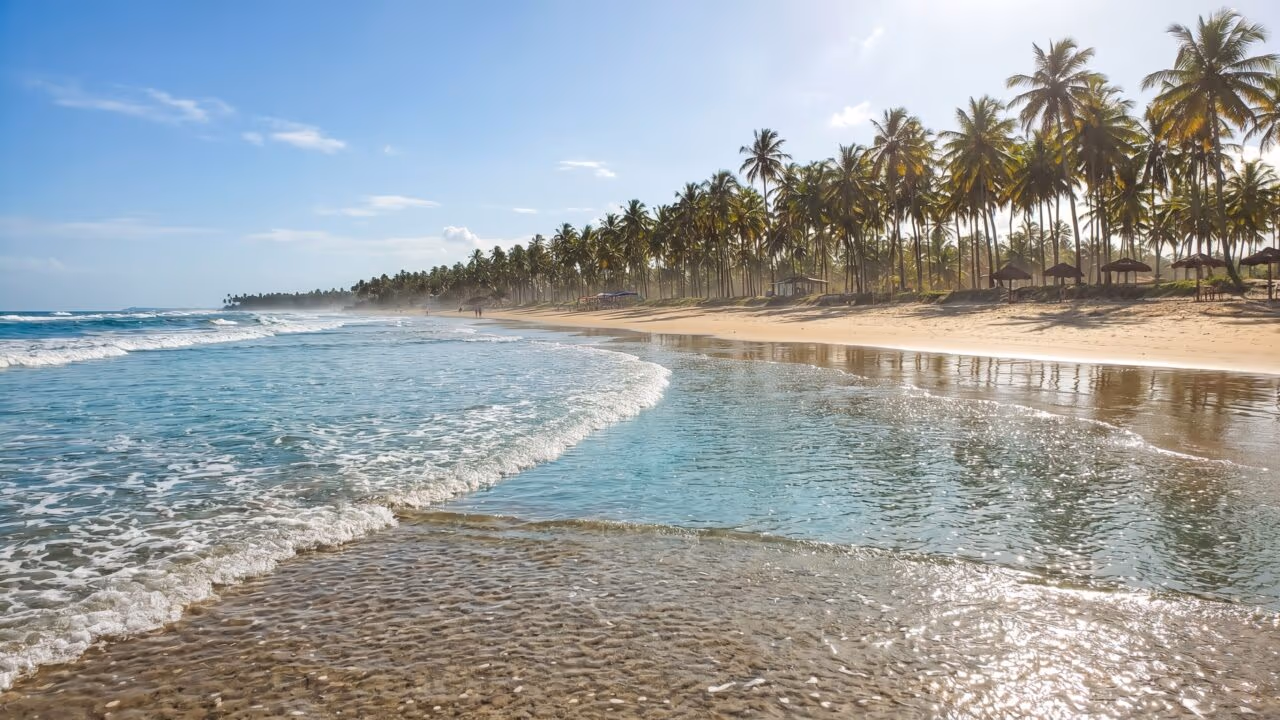 A cidade baiana onde o mar morno e o clima tropical criam um cenário ideal para aproveitar a praia todos os dias