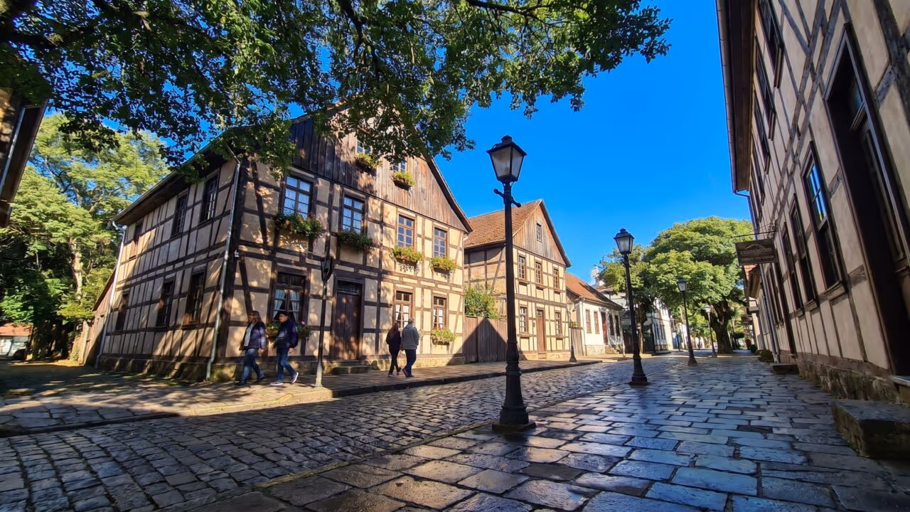 A Capital Nacional do Calçado esconde a casa enxaimel mais antiga do Brasil, uma pinacoteca entre as maiores do mundo e 200 anos de imigração alemã a menos de 1 hora da capital