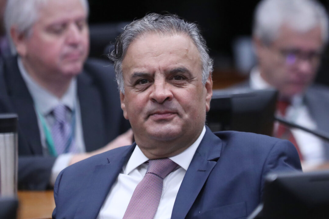 Foco no PSDB leva Aécio a abandonar corrida presidencial