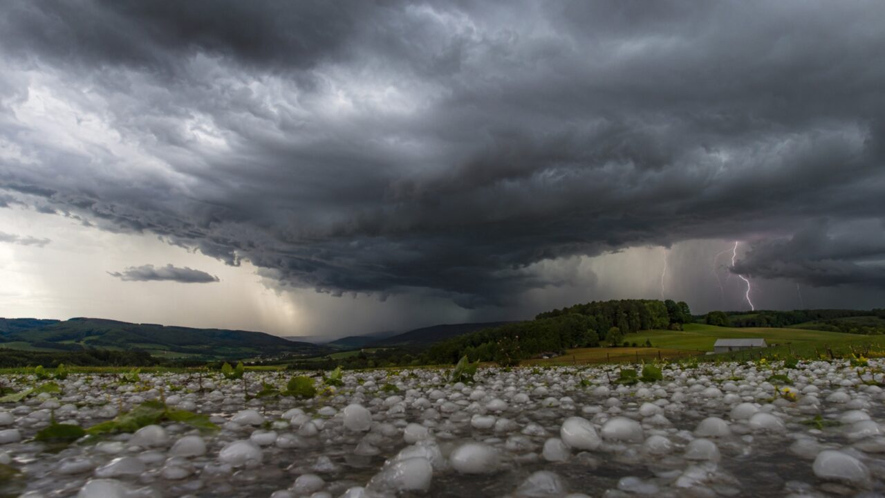 Alerta do Inmet de tempestade com granizo no Sul e Sudeste nesta 3°feira, 26
