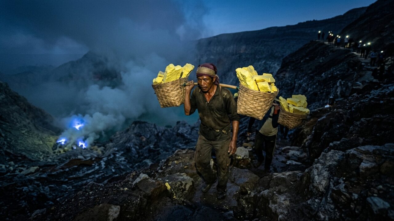 O trabalho mais mortal do planeta realizado dentro de um vulcão ativo que está impressionando turistas do mundo todo