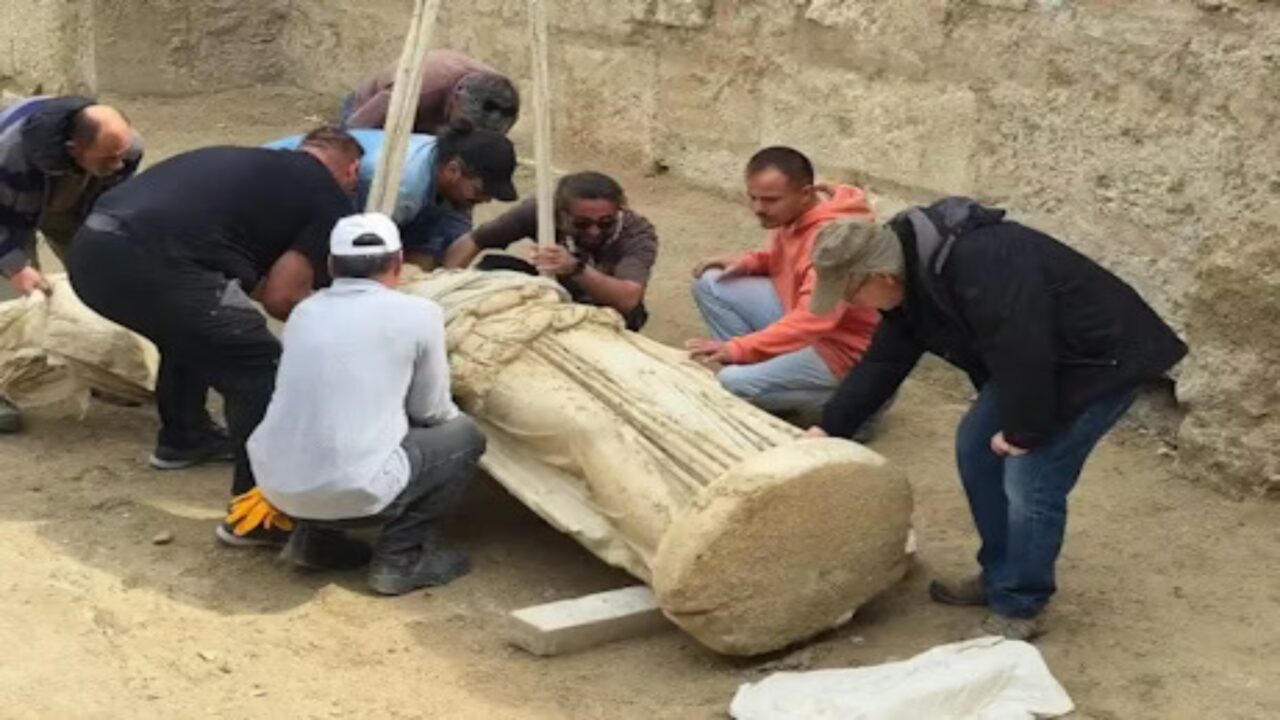Arqueólogos encontram uma deusa de dois metros de altura de mármore