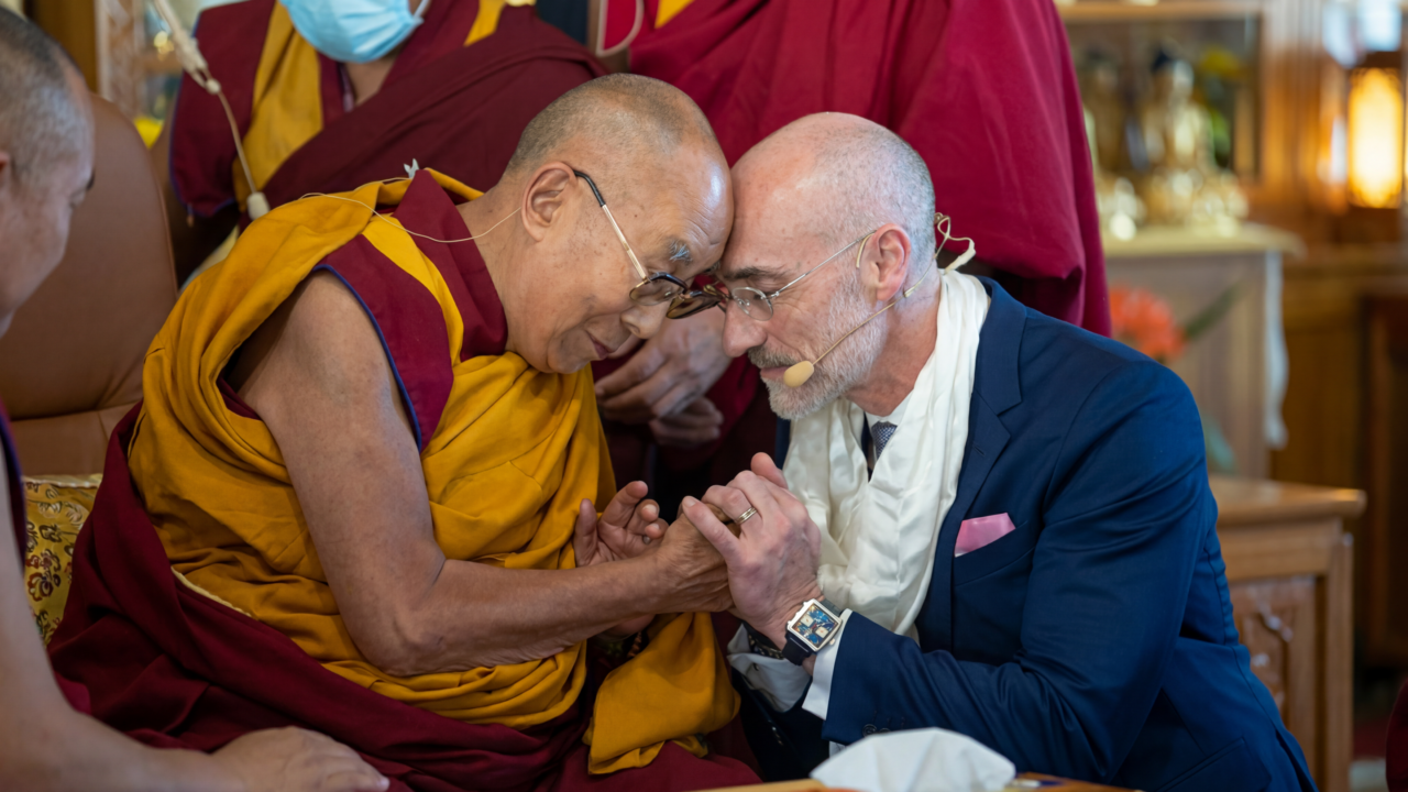 Arthur Brooks, professor doutor em Harvard sobre a felicidade: “As pessoas mais felizes são aquelas que nunca param de aprender”