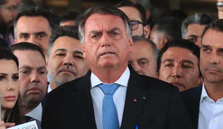 Bolsonaro apresenta soluços 'acima da média', diz relatório médico