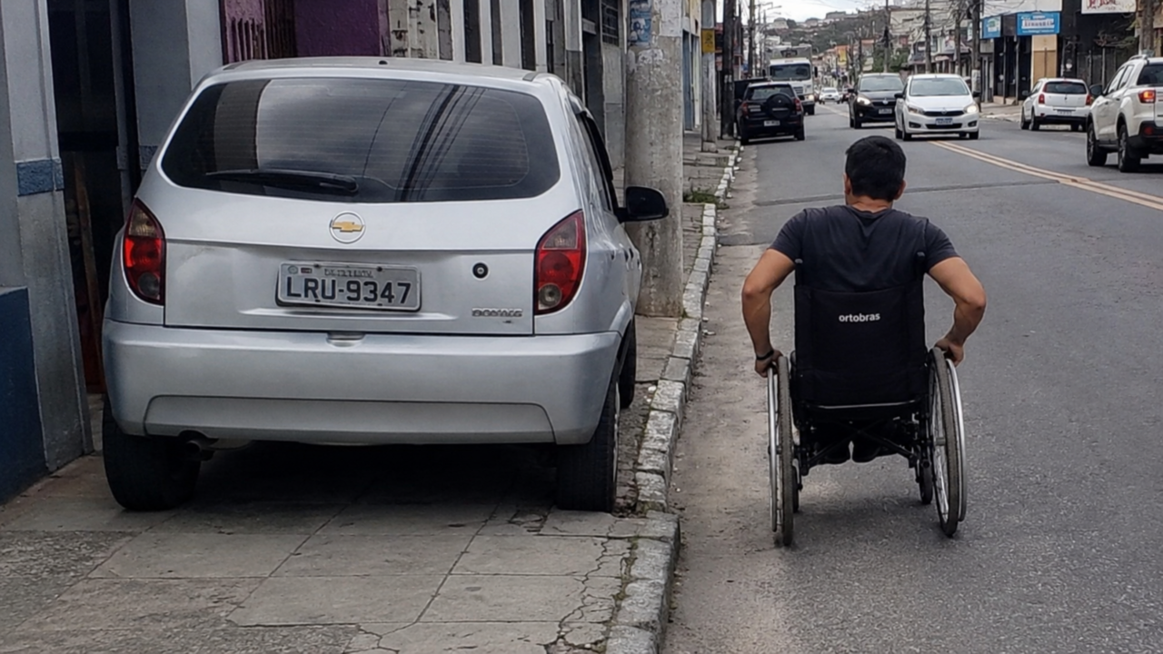Estacionar na calçada: o hábito comum que empurra pedestres para a pista e gera multa