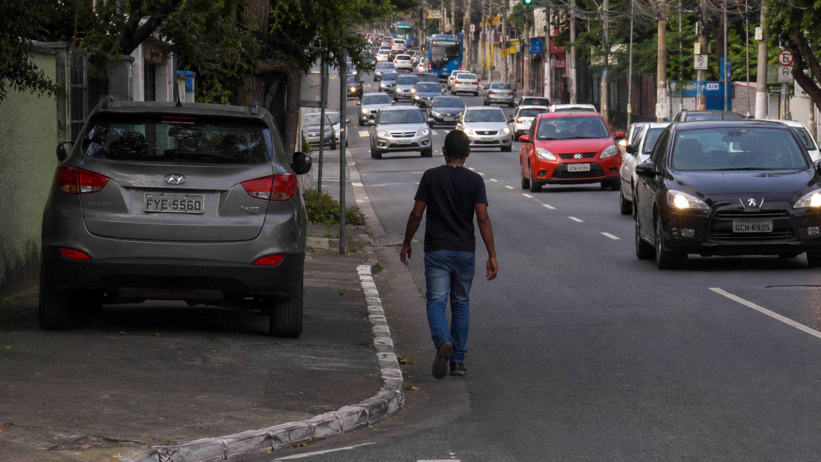 Estacionar na calçada: o hábito comum que empurra pedestres para a pista e gera multa