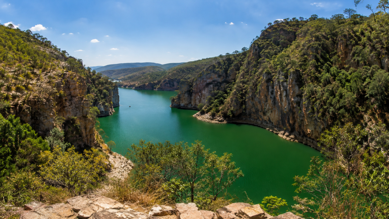 O destino de Minas com cânions gigantes, lago verde e paisagens que parecem cenário de filme