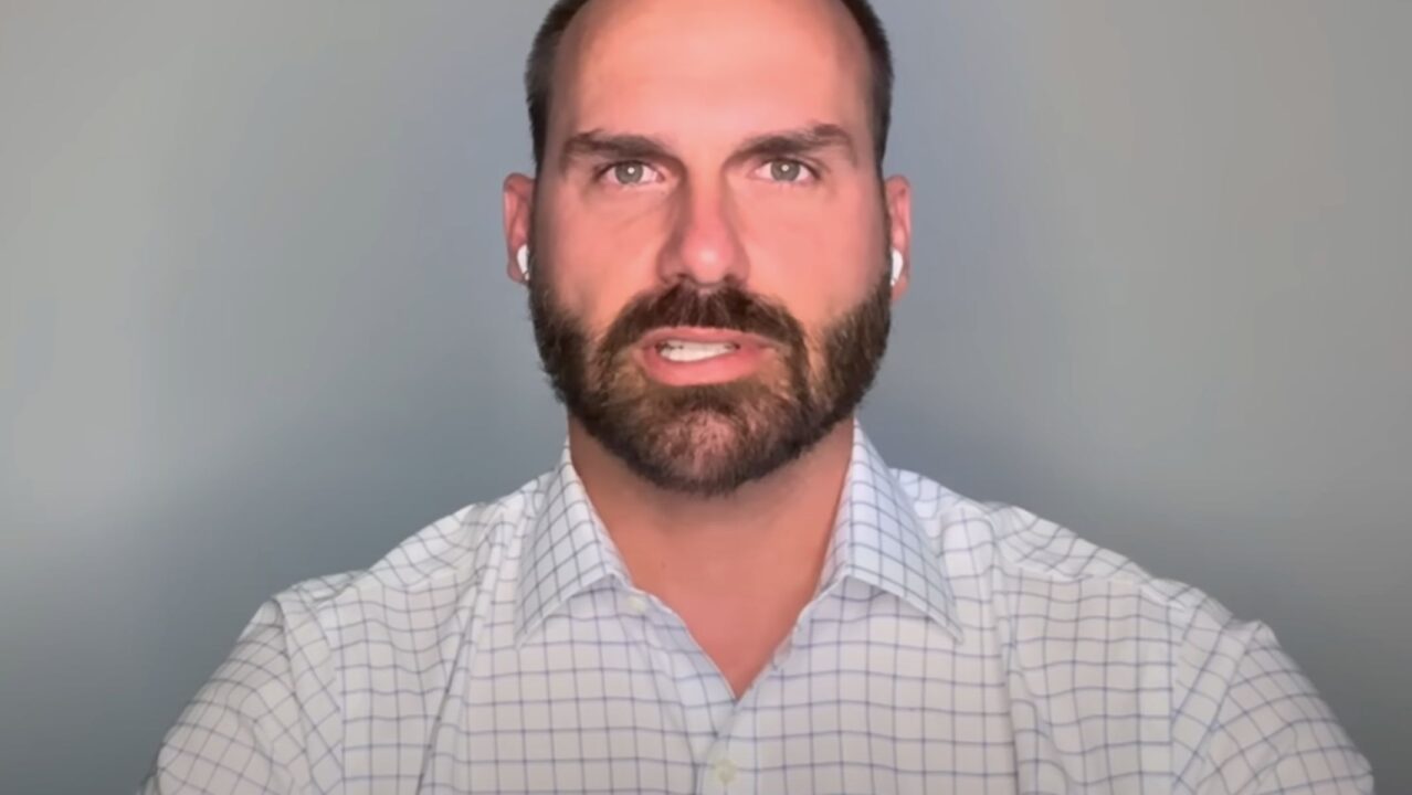 Crusoé: O plano de Eduardo e Mario Frias para lucrar com ‘Dark Horse’