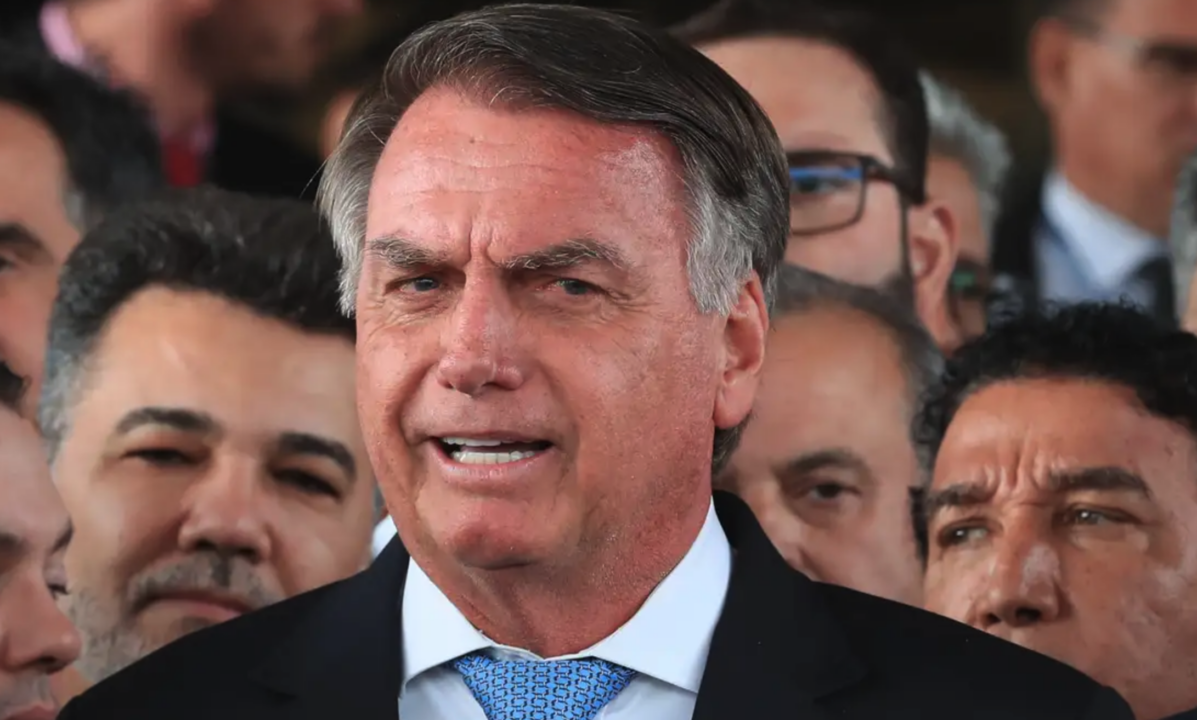 Crusoé: Moraes dá 24 horas para Bolsonaro explicar por que tinha arma em prisão