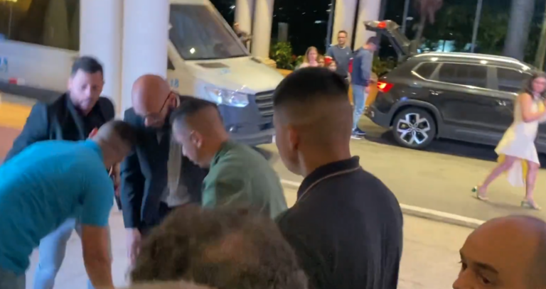 Homens são retirados à força de evento com Flávio Bolsonaro