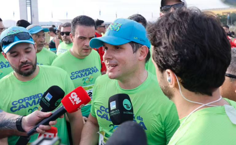 Hugo Motta participa de corrida pelos 200 anos da Câmara