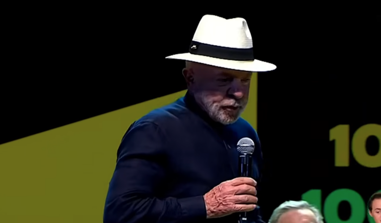 Esquerda tem que aprender a usar verde e amarelo na Copa, diz Lula