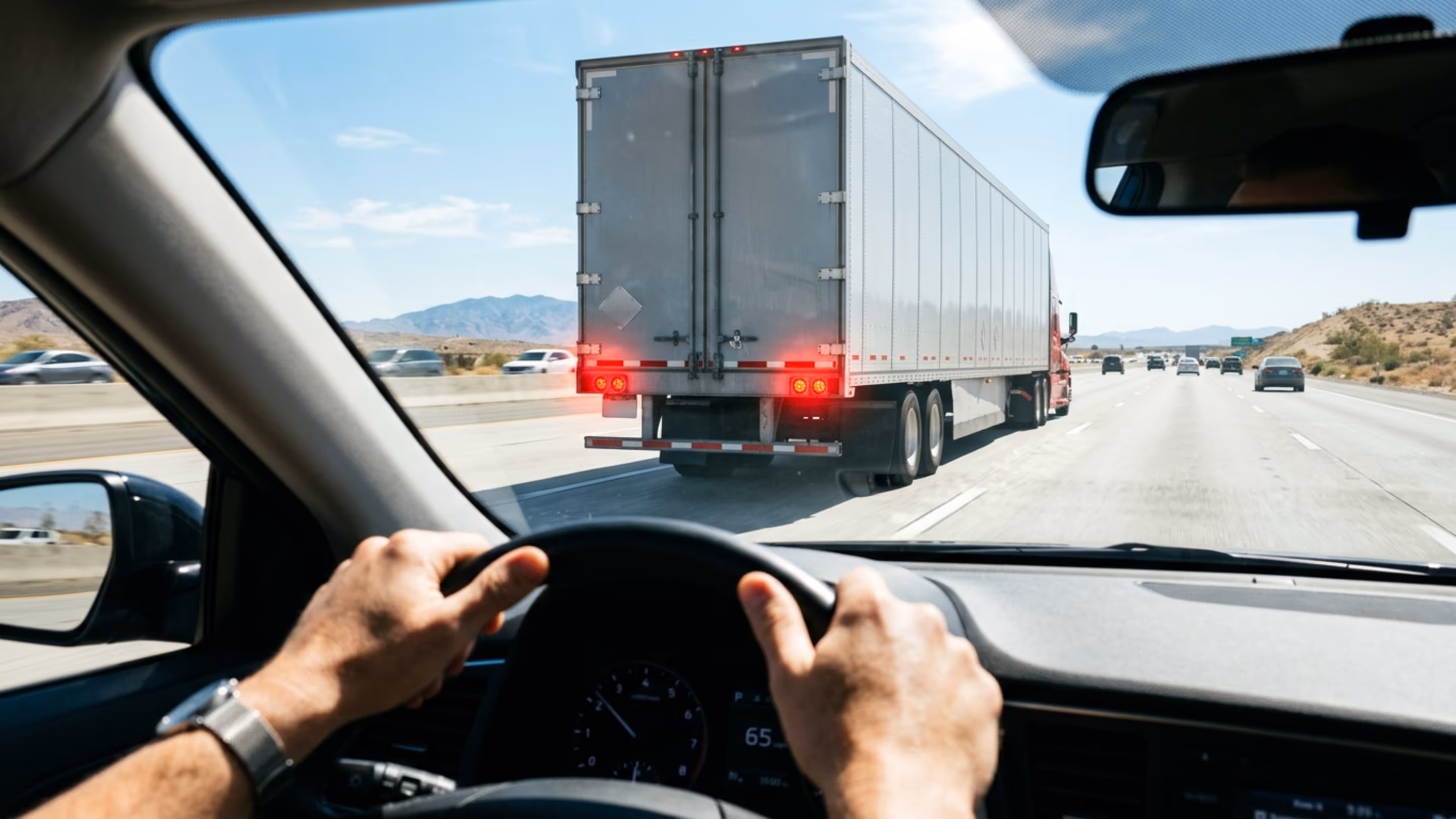 O que significa quando caminhoneiros piscam o farol depois de ultrapassar e o código silencioso que evita confusão na estrada