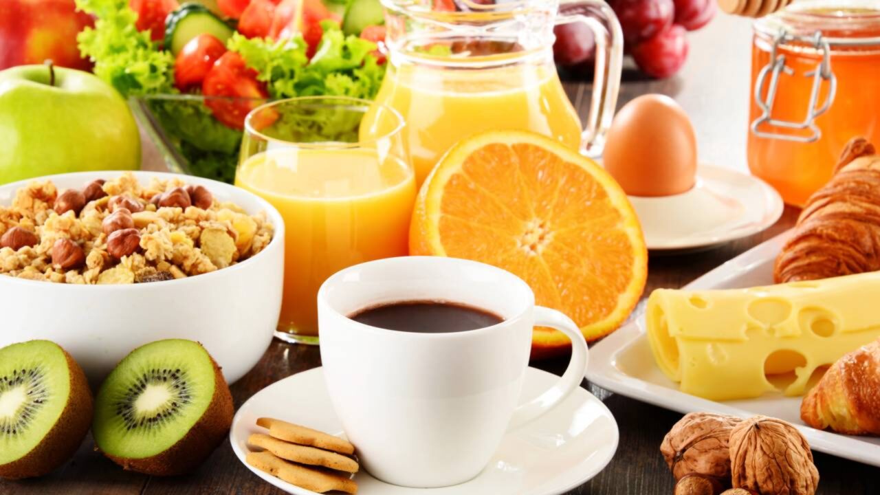 Carmen Lomana, empresária de 77 anos: “Eu acordo às 6:15 da manhã, tomo café da manhã com omelete francesa de clara de ovo, e sempre com pão e pãezinhos. E eu gosto de purê de banana com suco de laranja e um pouco de leite condensado”