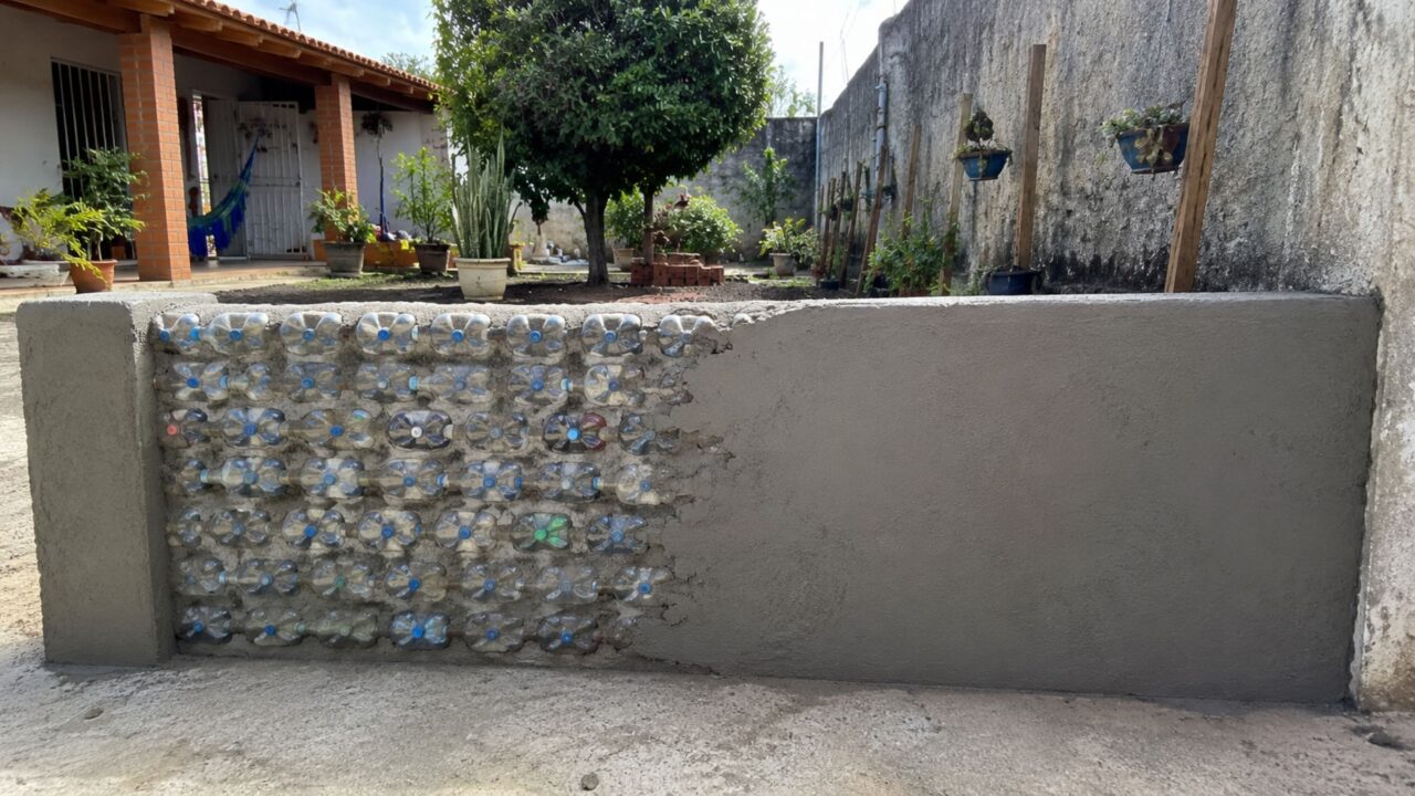 O tijolo de garrafa PET que construtores usam em obras sustentáveis e que qualquer pessoa consegue fazer no quintal