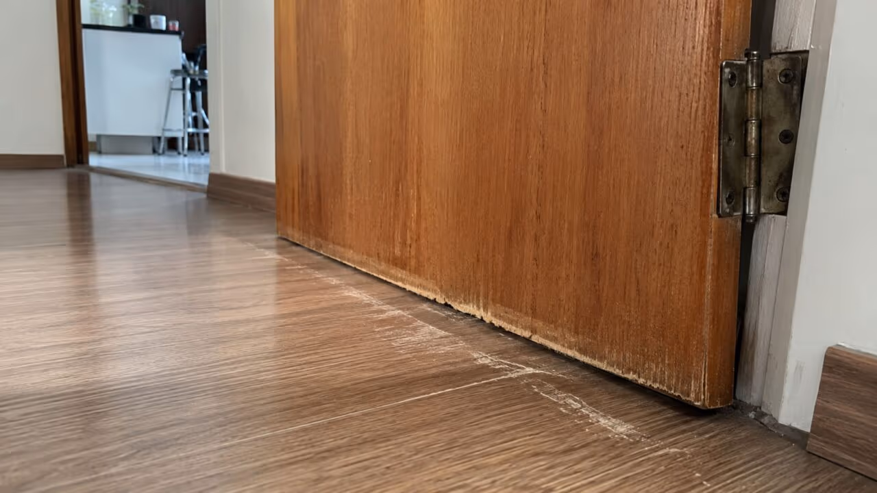 O que fazer quando a porta começa a empenar e arranhar o piso?