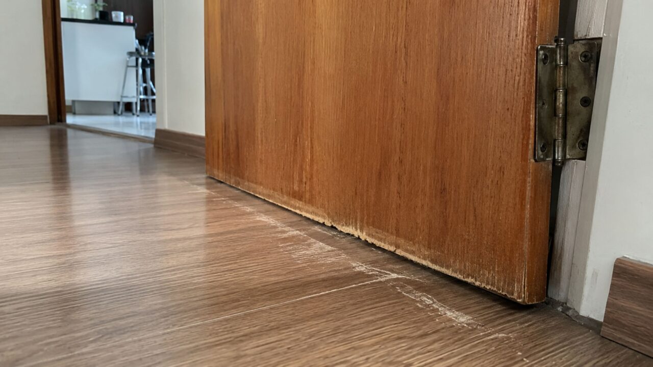 O que fazer quando a porta começa a empenar e arranhar o piso?