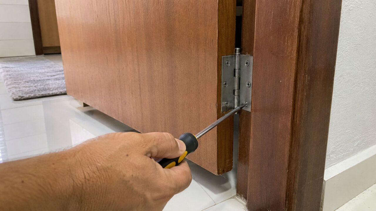 O que fazer quando a porta começa a empenar e arranhar o piso?