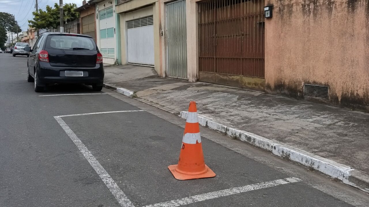 O que diz a lei sobre moradores que utilizam cone para guardar vaga na rua?