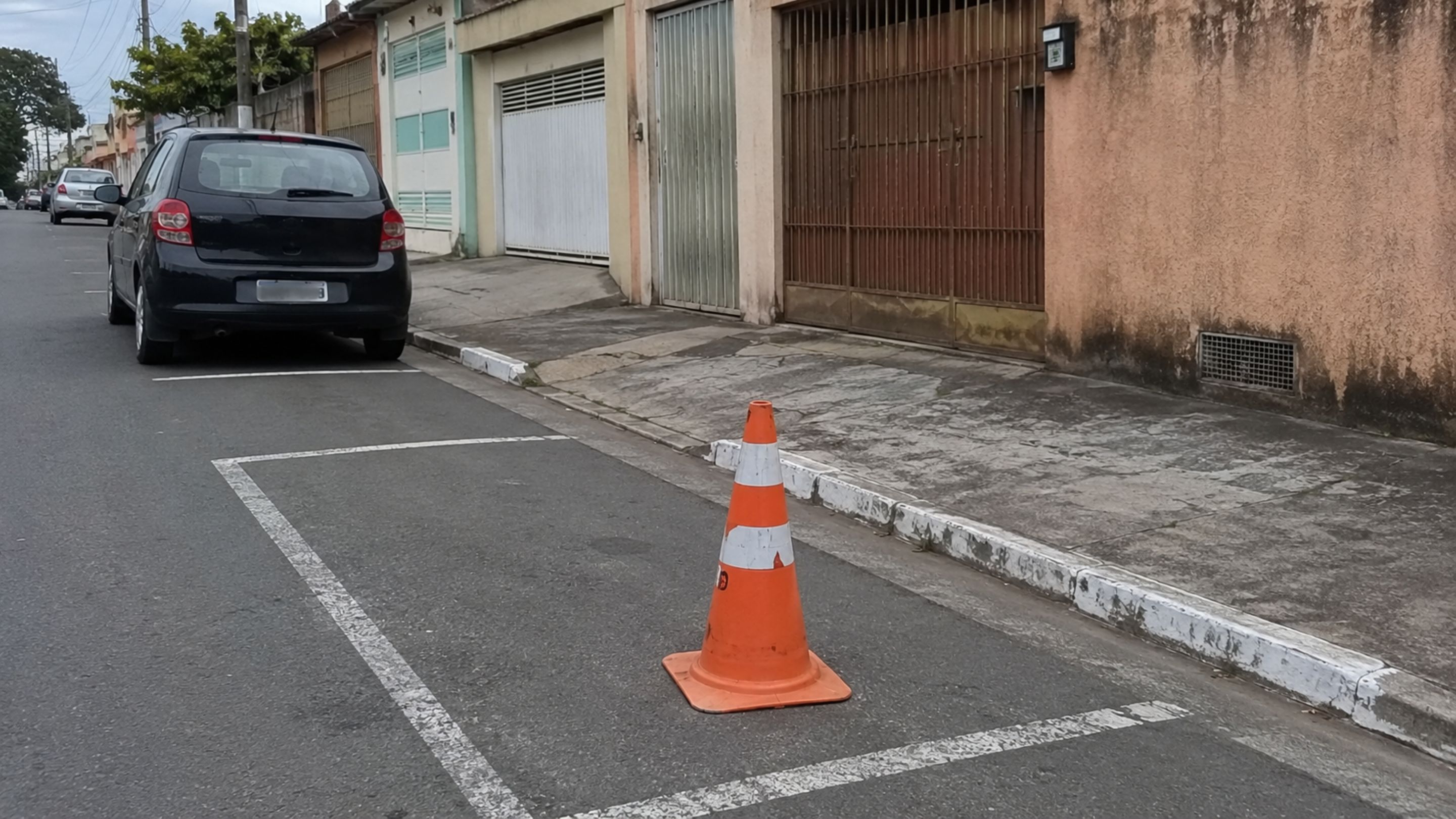 O que diz a lei sobre moradores que utilizam cone para guardar vaga na rua?