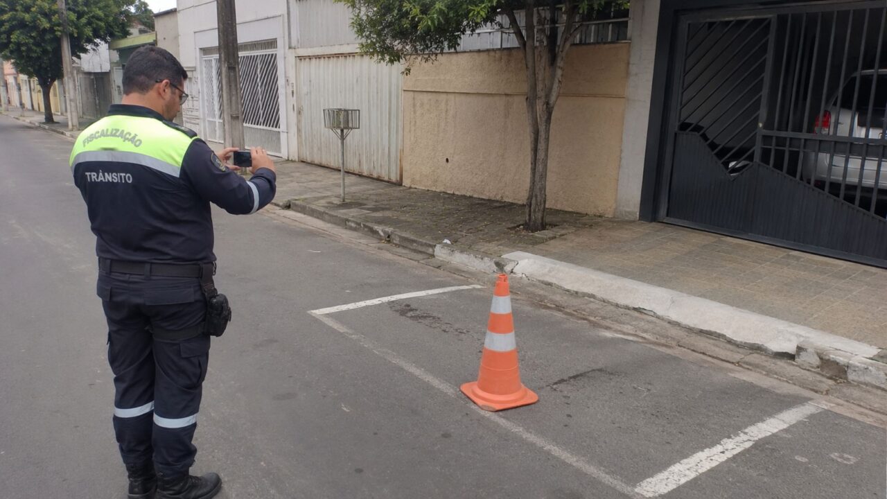 O que diz a lei sobre moradores que utilizam cone para guardar vaga na rua?