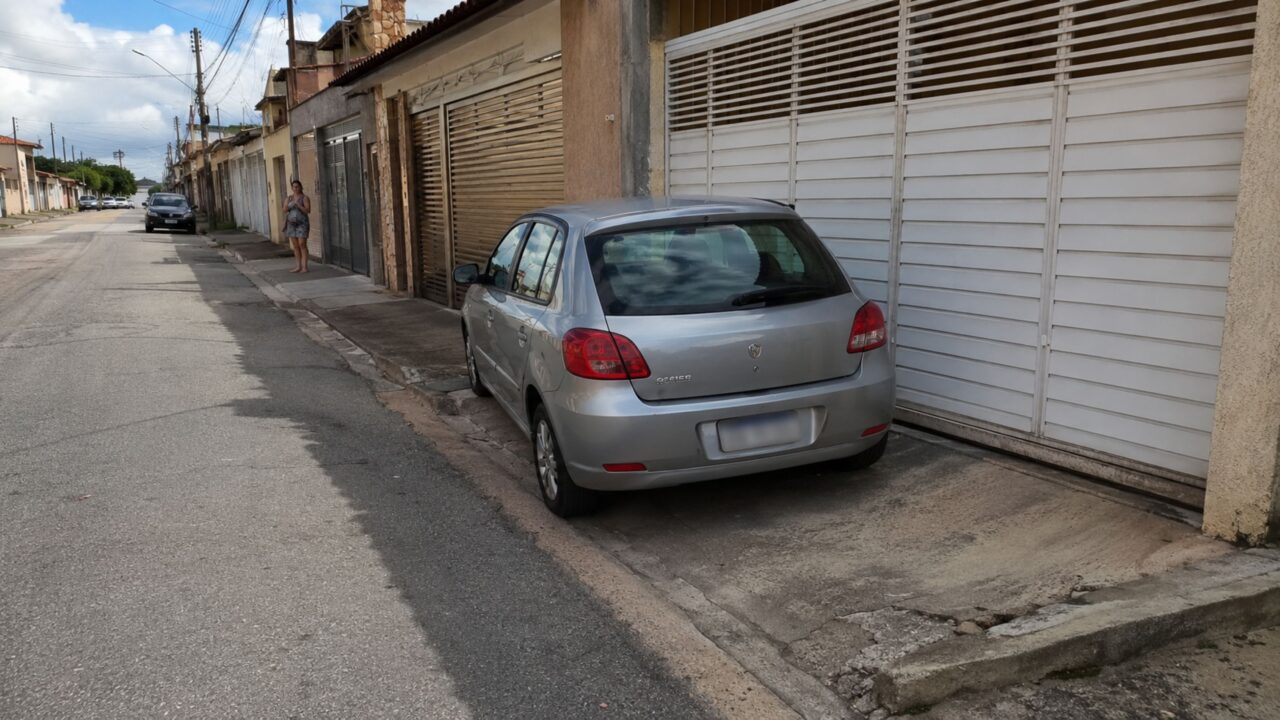 A regra de ouro para lidar com outro carro parado na frente da sua garagem é manter a calma e se afasta: pode não parecer, mas isso evita 90% dos problemas