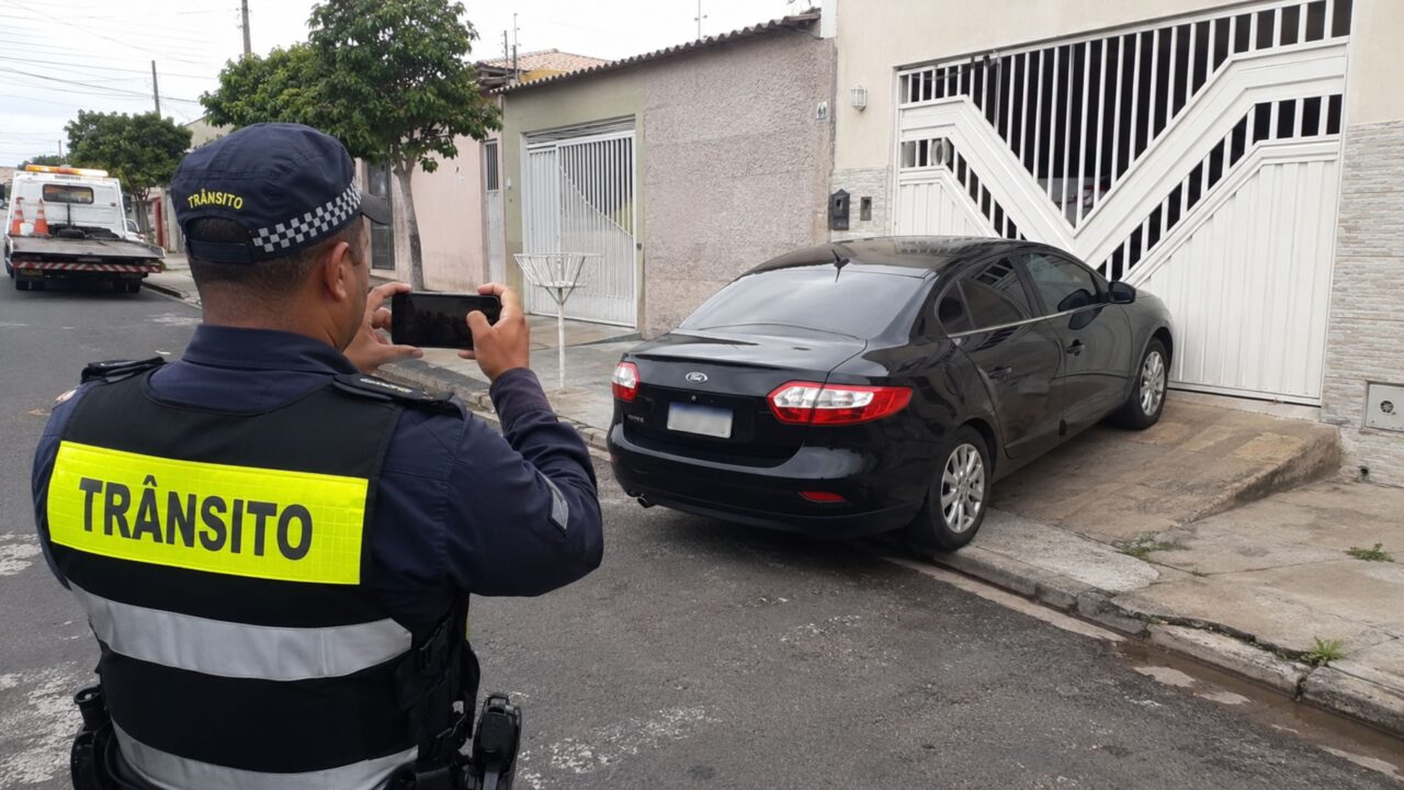 A regra de ouro para lidar com outro carro parado na frente da sua garagem é manter a calma e se afasta: pode não parecer, mas isso evita 90% dos problemas