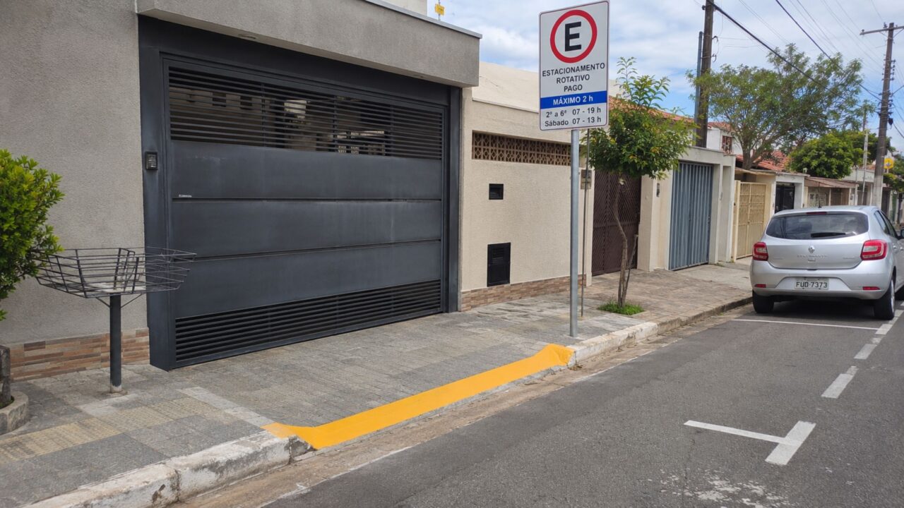 O que diz a lei sobre pintar a guia da calçada para impedir estacionamento?